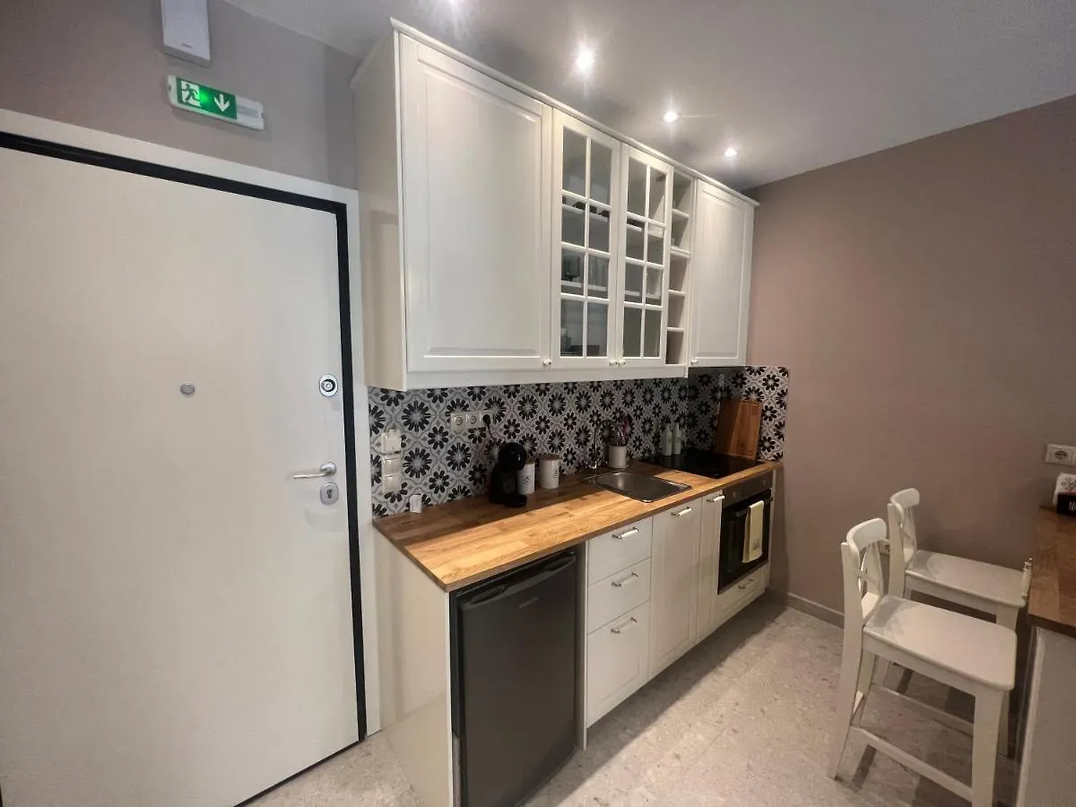 Zoi\'S Stylish Apartment contacts